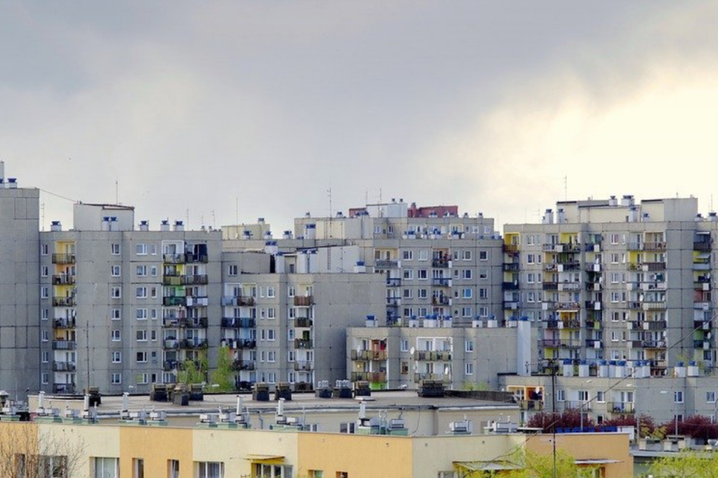blok mieszkalny Mamy w Polsce milion państwowych mieszkań - zwraca uwagę Rafał Trzeciakowski z Fundacji FOR. Zamiast poprawiać sytuację mieszkaniową osób biednych czy młodych, to służą one głównie mieszkańcom dużych miast, którzy kiedyś mieli szczęście zostać w nich zakwaterowani. Często ostatecznie są w stanie wykupić je za ułamek wartości. Warto pytać o sens powracających pomysłów budowy kolejnych mieszkań na wynajem przez państwo.