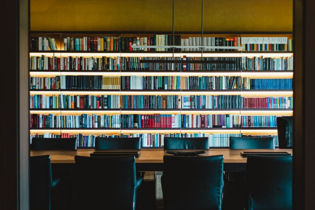 Jednym z projektów Fundacji Wolności Gospodarczej jest Biblioteka Wolności, unikalny księgozbiór zawierający najważniejsze pozycje dotyczące wolności, w tym wolności gospodarczej, i całokształtu myśli liberalnej Z ciekawością zapytaliśmy więc kilku przedstawicieli organizacji zajmujących się tematyką wolnościową o najciekawsze książki, które przeczytali w 2021 r. Część z nich jest już w naszym księgozbiorze.