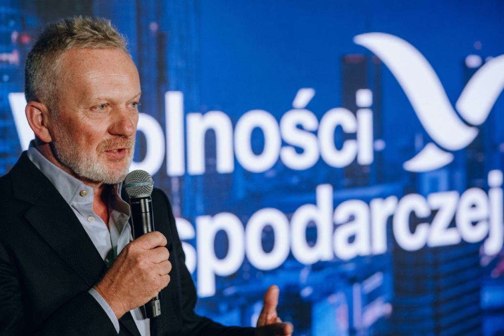 Mamy w Polsce milion państwowych mieszkań - zwraca uwagę Rafał Trzeciakowski z Fundacji FOR. Zamiast poprawiać sytuację mieszkaniową osób biednych czy młodych, to służą one głównie mieszkańcom dużych miast, którzy kiedyś mieli szczęście zostać w nich zakwaterowani. Często ostatecznie są w stanie wykupić je za ułamek wartości. Warto pytać o sens powracających pomysłów budowy kolejnych mieszkań na wynajem przez państwo.