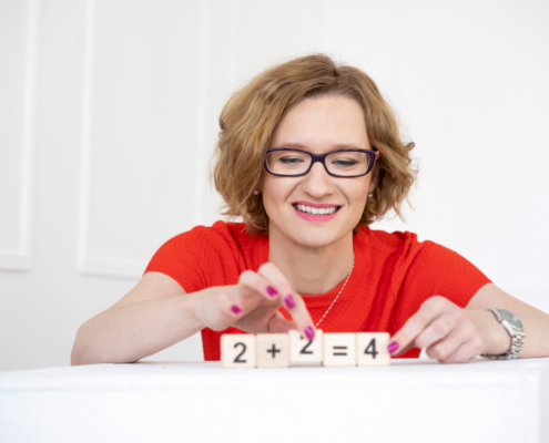 Projekt ciekaweliczby.pl został założony na początku 2017 roku przez Alicję Defratykę, ekonomistkę i zwolenniczkę edukacji obywatelskiej. – Celem projektu jest przybliżanie opinii publicznej wartych poznania faktów społeczno-ekonomicznych, opartych na konkretnych danych liczbowych, a także przyczynianie się do szerszego wykorzystywania danych w różnych obszarach naszego życia.
