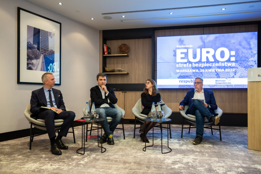 26 kwietnia 2022 r. w warszawskim hotelu Radisson Collection odbyła się konferencja pt. „Euro: strefa bezpieczeństwa”, współorganizowana przez Fundację Res Publica i Fundację Wolności Gospodarczej. Celem konferencji była debata na temat przystąpienia Polski do strefy euro i wiążących się z tym korzyści, wyzwań, niezbędnych reform i ewentualnych zagrożeń. To niezwykle ważny temat, szczególnie w obliczu rosnącej inflacji, wojny w Ukrainie oraz problemów z praworządnością i utratą przez Polskę wiarygodności na arenie unijnej.