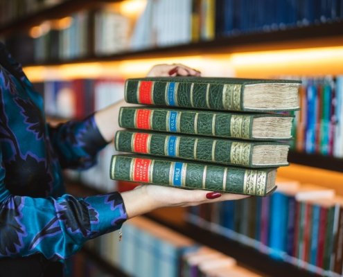 Biblioteka Wolności, to jeden z projektów Fundacji Wolności Gospodarczej, unikalny księgozbiór zawierający najważniejsze pozycje dotyczące wolności, w tym wolności gospodarczej, i całokształtu myśli liberalnej. Tak jak i rok wcześniej zapytaliśmy przedstawicieli bliskich nam organizacji, uczestników naszych wydarzeń i członków zespołu FWG o to, jakie książki zrobiły na nich w tym roku największe wrażenie. Oto ich rekomendacje.