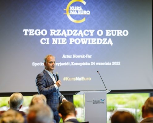Wejście do strefy euro leży w interesie Polski i jej obywateli, więc nie ma powodu, by wciąż to odsuwać — pisze w "Gazecie Wyborczej" prof. Artur Nowak-Far, doradca programowy ds. euro w FWG.