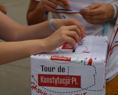 Trwa III edycja Tour de Konstytucja, która jest kontynuacją obywatelskiej działalności edukacyjno-informacyjnej prowadzonej od dwóch lat przez Fundację “Kongres Obywatelskich Ruchów Demokratycznych”. Jak od początku podkreślają jej przedstawiciele, celem jest, aby każdy, bez względu na poglądy polityczne, mógł otrzymać szczegółowe i wyczerpujące odpowiedzi na pytania dotyczące mechanizmu wyborczego. FWG jest partnerem inicjatywy.