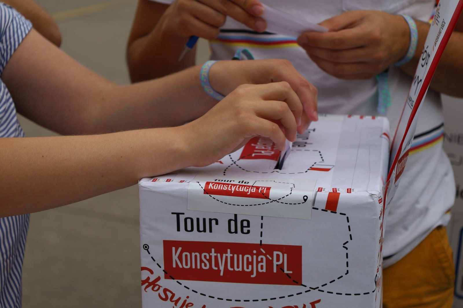 Trwa III edycja Tour de Konstytucja, która jest kontynuacją obywatelskiej działalności edukacyjno-informacyjnej prowadzonej od dwóch lat przez Fundację “Kongres Obywatelskich Ruchów Demokratycznych”. Jak od początku podkreślają jej przedstawiciele, celem jest, aby każdy, bez względu na poglądy polityczne, mógł otrzymać szczegółowe i wyczerpujące odpowiedzi na pytania dotyczące mechanizmu wyborczego. FWG jest partnerem inicjatywy.