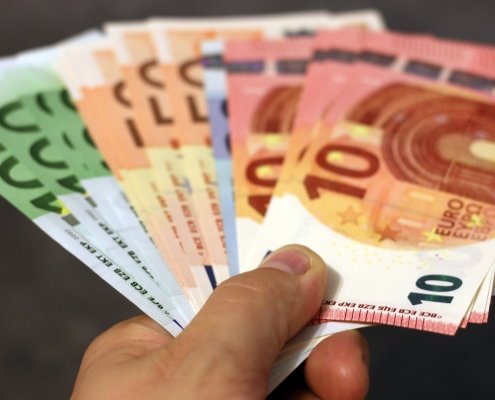 Sezon urlopowy w pełni, a więc Polacy licznie wyjeżdżają za granicę. Z zazdrością mogą doświadczać silnej międzynarodowej pozycji euro, waluty już 20 państw Unii Europejskiej. Nawet w państwach, których walutą nie jest euro, mogli tam albo wymienić zabrane z kraju euro na walutę państwa, w którym gościli, albo wręcz po prostu zapłacić w euro za produkty i usługi. Prof. Artur Nowak-Far, doradca programowy ds. euro w Fundacja Wolności Gospodarczej, przytacza na łamach „Gazety Wyborczej” w jakich państwach zapłacimy wspólną walutą i zwraca uwagę, że jest ich więcej, niż tylko te w „eurozonie”.