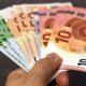 Sezon urlopowy w pełni, a więc Polacy licznie wyjeżdżają za granicę. Z zazdrością mogą doświadczać silnej międzynarodowej pozycji euro, waluty już 20 państw Unii Europejskiej. Nawet w państwach, których walutą nie jest euro, mogli tam albo wymienić zabrane z kraju euro na walutę państwa, w którym gościli, albo wręcz po prostu zapłacić w euro za produkty i usługi. Prof. Artur Nowak-Far, doradca programowy ds. euro w Fundacja Wolności Gospodarczej, przytacza na łamach „Gazety Wyborczej” w jakich państwach zapłacimy wspólną walutą i zwraca uwagę, że jest ich więcej, niż tylko te w „eurozonie”.