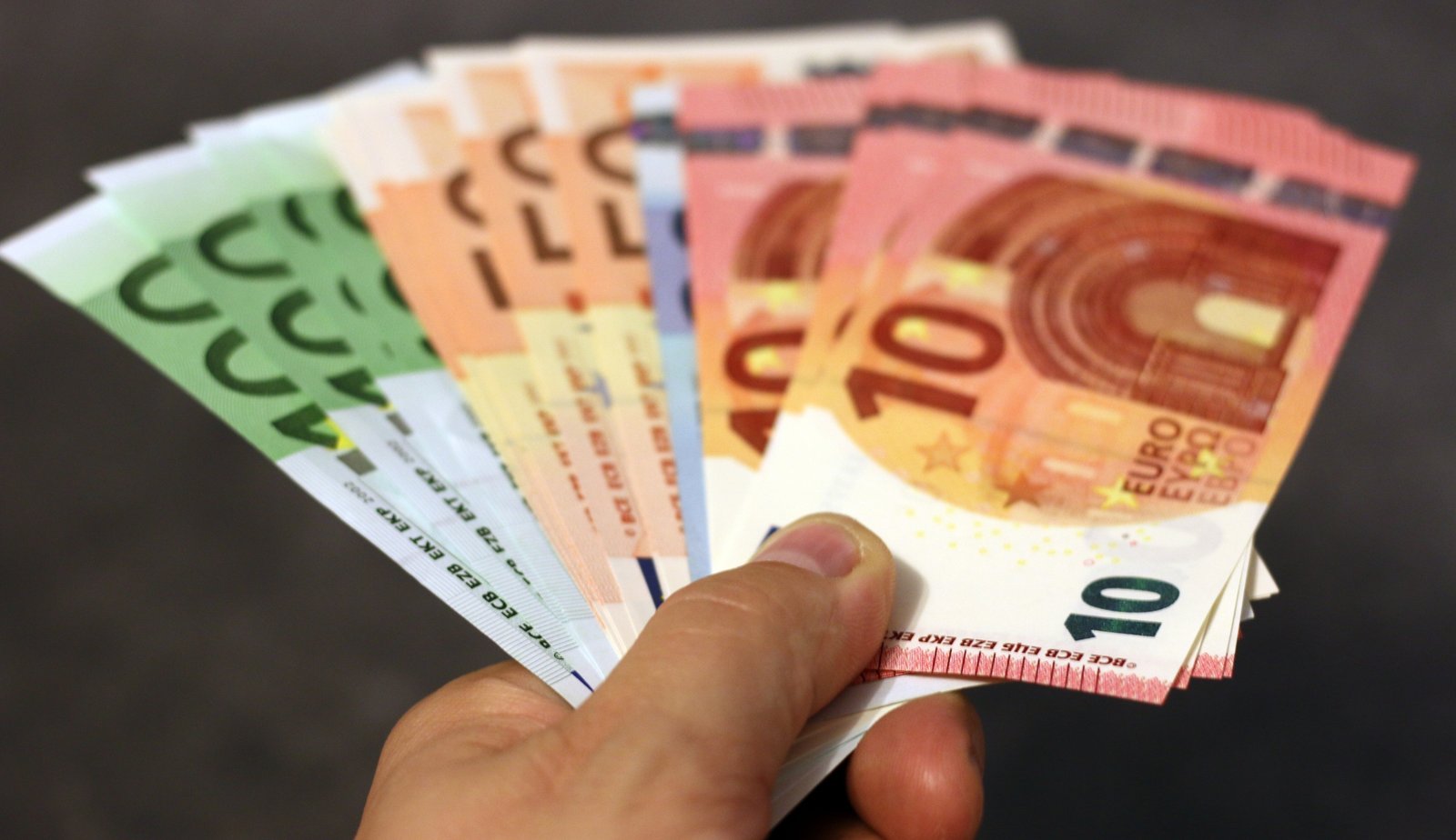 Sezon urlopowy w pełni, a więc Polacy licznie wyjeżdżają za granicę. Z zazdrością mogą doświadczać silnej międzynarodowej pozycji euro, waluty już 20 państw Unii Europejskiej. Nawet w państwach, których walutą nie jest euro, mogli tam albo wymienić zabrane z kraju euro na walutę państwa, w którym gościli, albo wręcz po prostu zapłacić w euro za produkty i usługi. Prof. Artur Nowak-Far, doradca programowy ds. euro w Fundacja Wolności Gospodarczej, przytacza na łamach „Gazety Wyborczej” w jakich państwach zapłacimy wspólną walutą i zwraca uwagę, że jest ich więcej, niż tylko te w „eurozonie”.