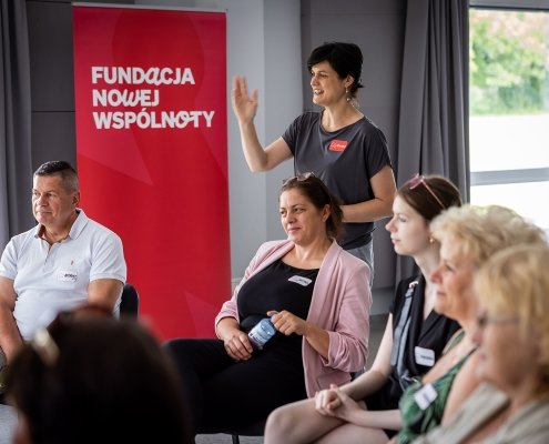 Od wstąpienia Polski do Unii Europejskiej w 2004 roku powraca dyskusja o przyjęciu euro w Polsce. Fundacja Nowej Wspólnoty, w ramach programu “Polski Dialog”, zaprosiła 12 osób do rzeczowej dyskusji na ten temat. Prowadząca kampanię “Kurs Na Euro” Fundacja Wolności Gospodarczej była partnerem dialogu.