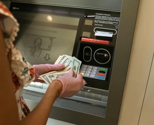Czy renta wdowia i emerytury stażowe usprawnią polski system emerytalny? W raporcie Fundacji Radykalne Centrum “Emerytalna Dyskryminacja. Analiza systemowych niesprawiedliwości w polskim systemie emerytalnym” autor Marek Kułakowski krytykuje wybrane elementy polskiego systemu emerytalnego i przedstawia rozwiązania. Publikacja została wsparta grantem Fundacji Wolności Gospodarczej.