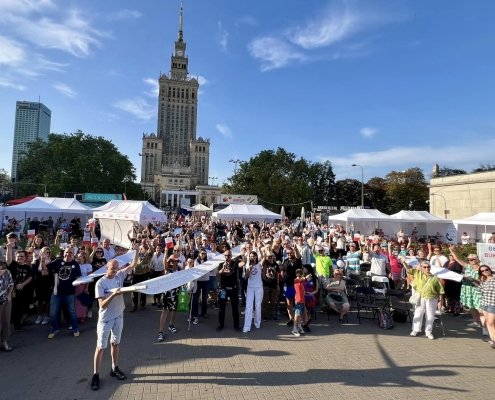 7 września w centrum Warszawy odbył się wielki finał IV edycji Tour de Konstytucja. Aktywiści angażujący się w ostatnich latach w obronę praworządności nieustannie wspierają edukację obywatelską i wyposażają Polki i Polaków w niezbędną wiedzę. Właśnie zakończona trasa była możliwa przy wsparciu FWG, a na jej podsumowaniu wystąpił Marek Tatała, prezes fundacji.