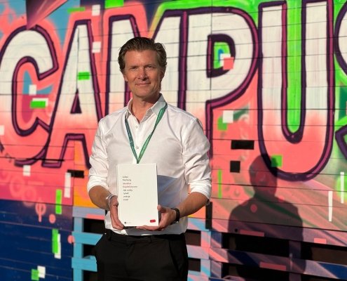 Johan Norberg był gościem tegorocznego Campusu Polska Przyszłości w Olsztynie. Autor “Manifestu Kapitalistycznego” spotkał się z młodzieżą w ramach panelu prowadzonego przez prezesa FWG, Marka Tatałę. Podczas rozmowy nie zabrakło trudnych pytań o bilans kapitalizmu we współczesnym świecie.