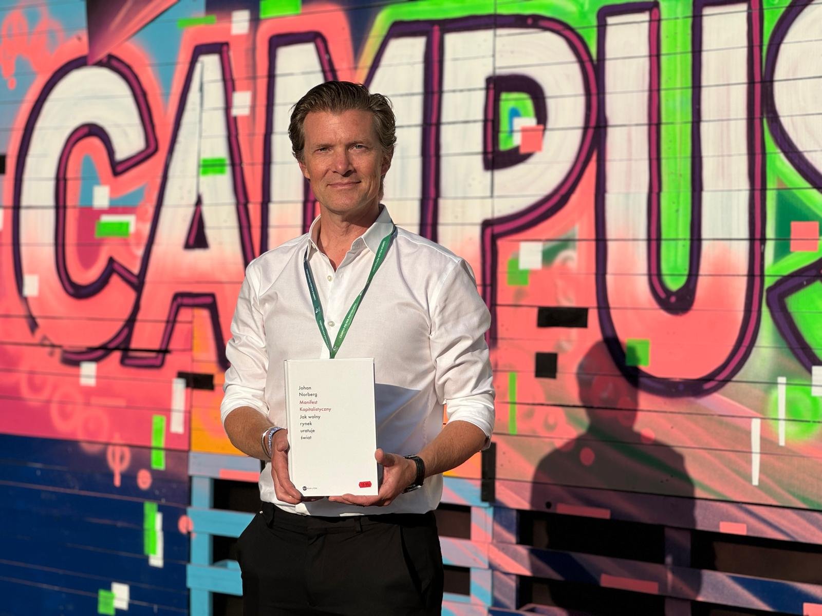 Johan Norberg był gościem tegorocznego Campusu Polska Przyszłości w Olsztynie. Autor “Manifestu Kapitalistycznego” spotkał się z młodzieżą w ramach panelu prowadzonego przez prezesa FWG, Marka Tatałę. Podczas rozmowy nie zabrakło trudnych pytań o bilans kapitalizmu we współczesnym świecie.