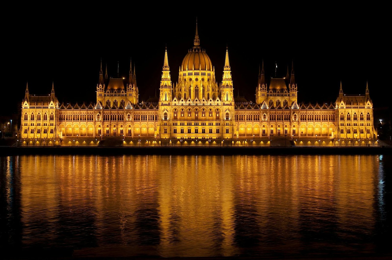 Ekipa Viktora Orbána nigdy nie zabrnęła w ślepy zaułek, w którym znalazł się obóz Jarosława Kaczyńskiego, obiecując, że będzie "bronić Polaków przed euro" – tłumaczy dla portalu wyborcza.pl Artur Nowak-Far, SGH, doradca programowy ds. euro w Fundacji Wolności Gospodarczej. 