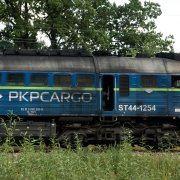 lokomotywa PKP Cargo Na jakie tory sprowadziło PKP Cargo i PKP Energetyka Prawo i Sprawiedliwość? Po co politykom w zarządach PKP Cargo były Apple Watch’e i komputer gamingowy? Najnowszy film wyprodukowany przez Fundację Wolności Gospodarczej obnaża absurdy zarządzania spółkami kolejowymi.