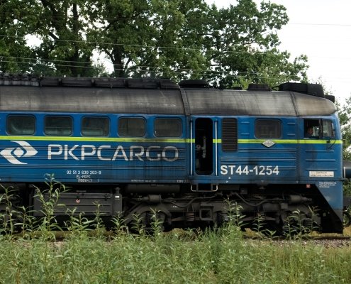 Na jakie tory sprowadziło PKP Cargo i PKP Energetyka Prawo i Sprawiedliwość? Po co politykom w zarządach PKP Cargo były Apple Watch’e i komputer gamingowy? Najnowszy film wyprodukowany przez Fundację Wolności Gospodarczej obnaża absurdy zarządzania spółkami kolejowymi.