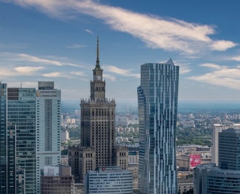 Marek Tatała, ekonomista i prezes Fundacji Wolności Gospodarczej, w artykule dla "Rzeczpospolitej" porusza kluczowy temat deregulacji w Polsce. Zwraca uwagę, jak zmniejszenie liczby przepisów i uproszczenie prawa może stanowić katalizator dla szybszego rozwoju gospodarki oraz poprawy warunków życia obywateli. Wskazuje także na opór, który może stanąć na drodze tej zmiany, zarówno ze strony polityków, jak i urzędników.