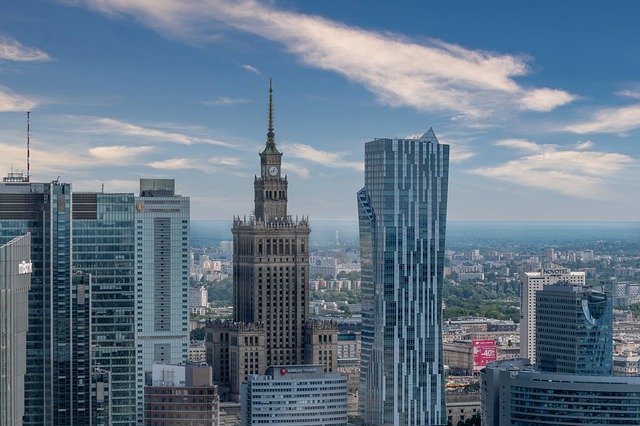 Marek Tatała, ekonomista i prezes Fundacji Wolności Gospodarczej, w artykule dla "Rzeczpospolitej" porusza kluczowy temat deregulacji w Polsce. Zwraca uwagę, jak zmniejszenie liczby przepisów i uproszczenie prawa może stanowić katalizator dla szybszego rozwoju gospodarki oraz poprawy warunków życia obywateli. Wskazuje także na opór, który może stanąć na drodze tej zmiany, zarówno ze strony polityków, jak i urzędników.