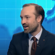 Zrzut ekranu 2025-04-03 124132 Marek Tatała zwraca uwagę na nieprzewidywalność działań amerykańskiego prezydenta, które mają daleko idące konsekwencje zarówno dla gospodarki Stanów Zjednoczonych, jak i dla Europy. Prezes FWG był gościem programu “The Bottom Line” w TVP World.