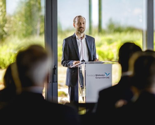 – Nie wierzcie tym, którzy wmawiają wam, że liberalizm umiera – przekonuje Marek Tatała. W 2024 roku Fundacja Wolności Gospodarczej kontynuowała zaangażowanie na rzecz wolności gospodarczej, praworządności i obecności Polski w strukturach Unii Europejskiej.