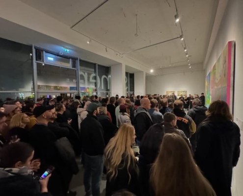21 sierpnia w Galerii BD (kiedyś Brain Damage) w Warszawie odbędzie się wernisaż najnowszej wystawy malarza i artysty Free Market Simpsona. „Krajobraz gospodarczy” to artystyczna polemika z ideologizacją ekonomii i konsekwencjami odchodzenia od analizy naukowej na rzecz politycznych narracji. Wystawa potrwa do 20 września 2025 r.