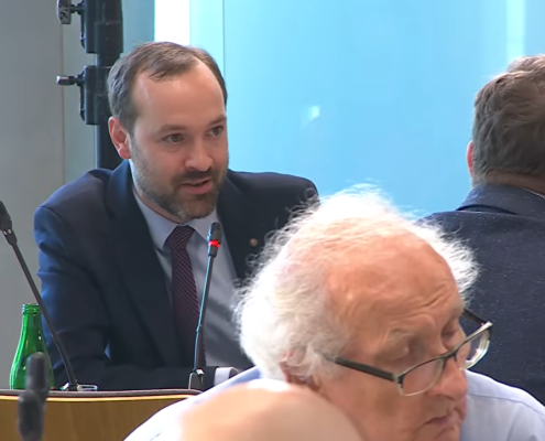 Publiczne przesłuchanie kandydatów na prezesa Najwyższej Izby Kontroli było wydarzeniem bez precedensu. Po raz pierwszy w historii Sejmu eksperci i obywatele mogli bezpośrednio zadawać pytania osobom ubiegającym się o tę funkcję.