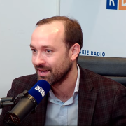 Zrzut ekranu 2025-09-11 102249 Prezes FWG Marek Tatała był jednym z gości audycji “Komentatorzy” w Radiu Dla Ciebie. W programie prowadzonym przez Roberta Łuchniaka dyskutowano o możliwych skutkach decyzji Trybunału Sprawiedliwości Unii Europejskiej w sprawie kredytów opartych na wskaźniku WIBOR oraz o szerszych konsekwencjach dla polskiej gospodarki.