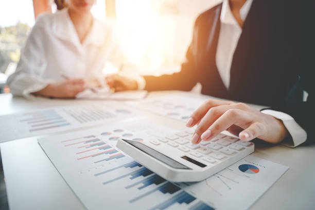 The financiers are calculating personal taxes for their customers. Przekaż 1,5% podatku na OPP